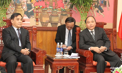 นาย ทองสิง ทำมะวง นายกรัฐมนตรีลาวพร้อมคณะเยือนจ. Gia Lai